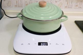 煮的过程中，要把锅盖稍稍倾斜点，让汤锅有透气的空间。