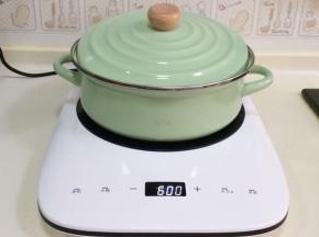煮的过程中，要把锅盖稍稍倾斜点，让汤锅有透气的空间。