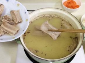 待水煮开后，就可以把排骨夹起或捞起，沥干水分，把锅内的水倒掉。