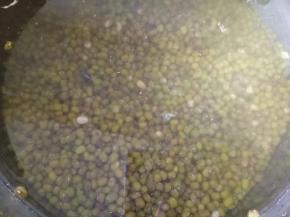 将绿豆泡水里泡12个小时以上，中间记得要换几次水，夏天的话放冰箱要不就会变酸