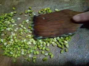 或者是把泡软的绿豆放到案板上，用木铲来回搓，这样绿豆皮也会下来，整个过程不到10分钟，不过去完皮的绿豆基本都是碎的，但是我们做绿豆糕最后都是要压碎成蓉的，所以无所谓碎不碎啦