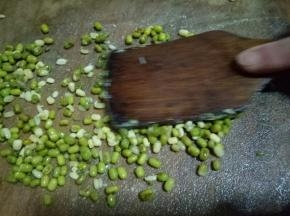 或者是把泡软的绿豆放到案板上，用木铲来回搓，这样绿豆皮也会下来，整个过程不到10分钟，不过去完皮的绿豆基本都是碎的，但是我们做绿豆糕最后都是要压碎成蓉的，所以无所谓碎不碎啦