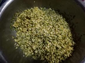 搓完皮的绿豆，用清水冲洗，直到把绿豆皮全部冲完