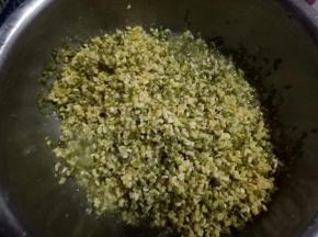 搓完皮的绿豆，用清水冲洗，直到把绿豆皮全部冲完