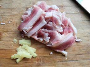 五花肉，生姜切片。