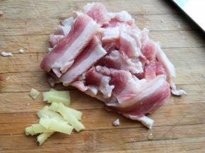 五花肉，生姜切片。