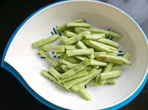 豆角去两头，掐成段，洗净。
