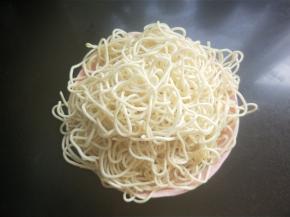 准备面条，这个面是卖家蒸熟拌好油的（这里只有这种面适合做焖面）