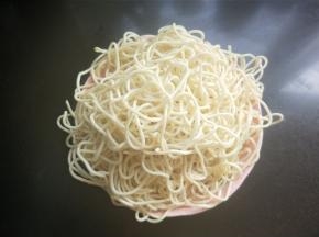 准备面条，这个面是卖家蒸熟拌好油的（这里只有这种面适合做焖面）