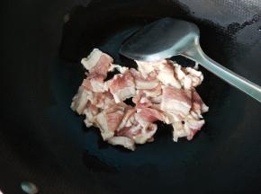 锅内放油，烧热，放入五花肉。