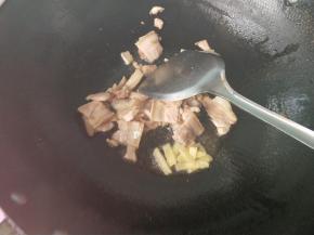 煸炒出油，放入生姜爆香。