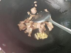 煸炒出油，放入生姜爆香。