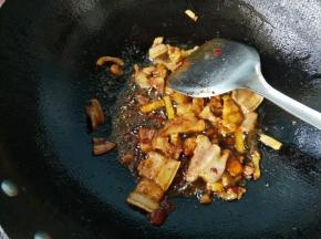 放入料酒，酱油，豆瓣酱，炒香。