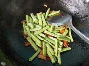 放入豆角翻炒。