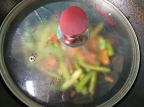 盖上锅盖焖一会。