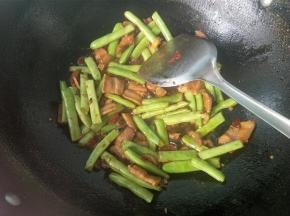 豆角用锅铲轻轻就可以弄断，四季豆就熟了。