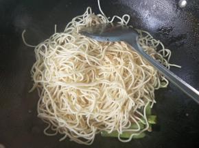 放入面条，放小半碗清水，盖上锅盖焖一会。