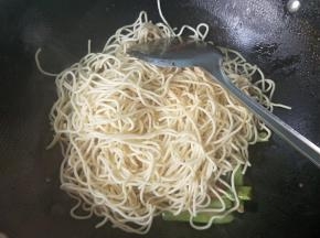 放入面条，放小半碗清水，盖上锅盖焖一会。