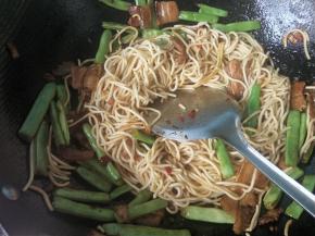 放盐，醋，白糖，翻炒。