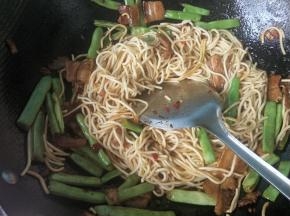 放盐，醋，白糖，翻炒。