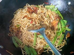 放鸡精，胡椒粉，翻炒。