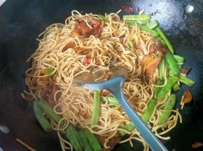 放鸡精，胡椒粉，翻炒。