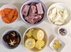 排骨和蘑菇、玉米用清水冲洗干净，玉米切段，胡萝卜去皮切滚刀块，山药也切成滚刀块。