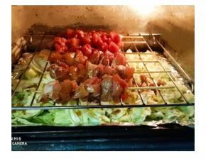 串好的鸡肉放在烤架上入烤箱中层200度烤制15分钟
