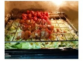 串好的鸡肉放在烤架上入烤箱中层200度烤制15分钟