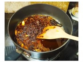 放入火锅底料翻炒