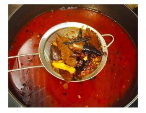 倒入4大碗水煮20分钟，其间可试味再调味，煮好后捞出花椒、八角、桂叶、草果、蒜、姜