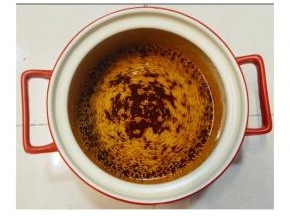 将做好的火锅料倒入另一个煲里，倒入白芝麻搅匀备用