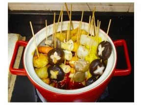 晾干后放入火锅料里浸泡入味