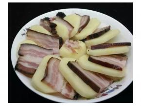 土豆去皮切厚片，大约3cm左右厚度； 熏腊肉切薄片；将腊肉片和土豆片交叠摆放在碟中。