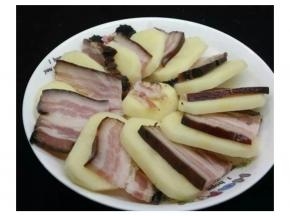 土豆去皮切厚片，大约3cm左右厚度； 熏腊肉切薄片；将腊肉片和土豆片交叠摆放在碟中。