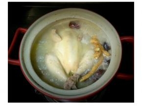 炖好后放适量的盐调味，即可喝汤吃肉 (ー`´ー)煲炖时已经满屋人参香味