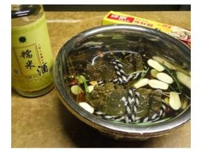 用保鲜膜包好，放入冰箱腌一晚。