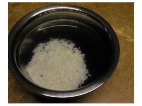 糯米洗净，用水浸泡一晚