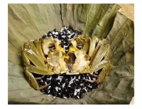 醉蟹开盖，剪开两半，放入大闸蟹，想要造型，这时你就可摆弄一下了，摆好后盖上蟹盖。