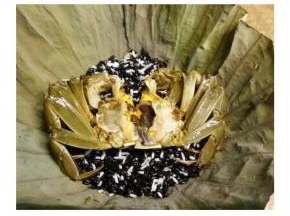醉蟹开盖，剪开两半，放入大闸蟹，想要造型，这时你就可摆弄一下了，摆好后盖上蟹盖。