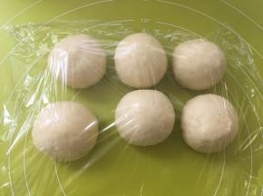将每一份面团揉至表面光滑，盖保鲜膜松弛20分钟