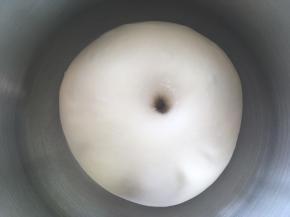 发酵好的面团手指沾干粉按下去有个圆圆的洞，有轻微回弹即可