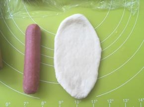 取一份松弛好的面团，擀成长条、长度跟香肠的长度一样