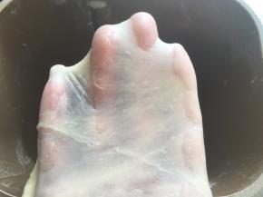 揉好的面团切下一小块可以撑出手套膜