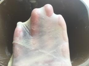 揉好的面团切下一小块可以撑出手套膜