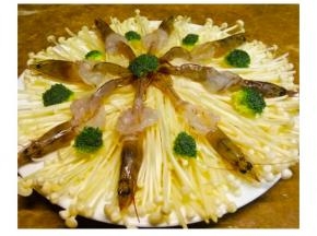 虾剥好后依次摆落金针菇上，用西兰花点缀一下。