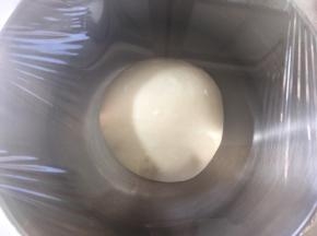 将面团揉均匀，盖保鲜膜室温发酵至两倍大
