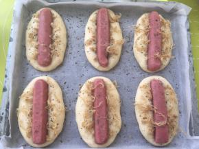 撒上适量的罗勒叶，喜欢香葱也可以撒点香葱末