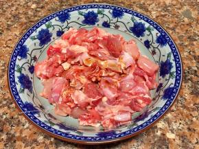 将兔肉清洗干净切成小块，加入适量生抽、料酒和花椒油拌匀腌制一会儿。