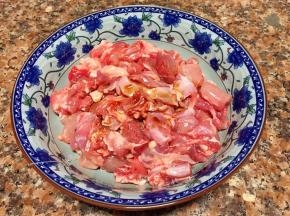 将兔肉清洗干净切成小块，加入适量生抽、料酒和花椒油拌匀腌制一会儿。